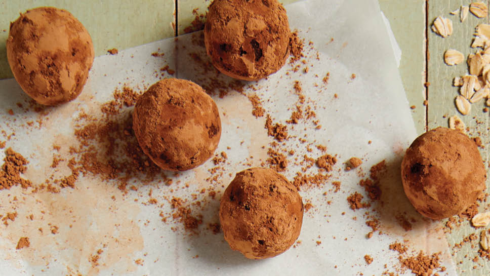 Balls of cocoa almond energy bites.
