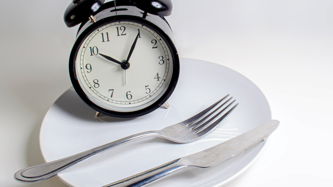 a clock on an empty plate