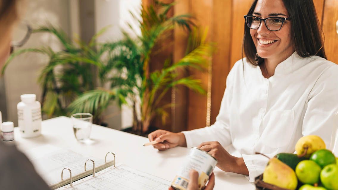 a woman meets with a nutritionist